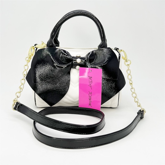 Betsey Johnson Bownanza Mini Crossbody Bag Cream Black Bow Pearl Quilted New NWT - Picture 2 of 13
